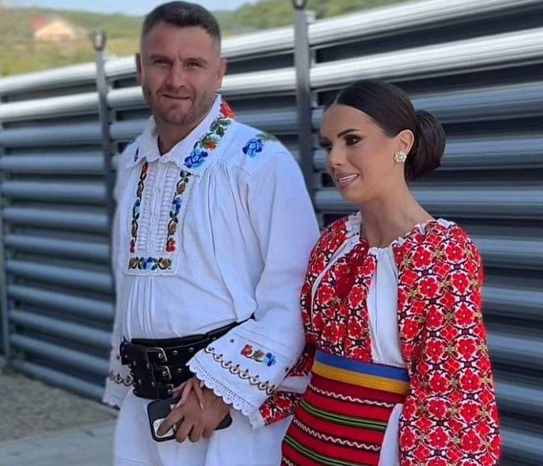 Nași de botez la Bistrița. Georgiana Lobonț și soțul ei, în port popular, au creștinat o fetiță