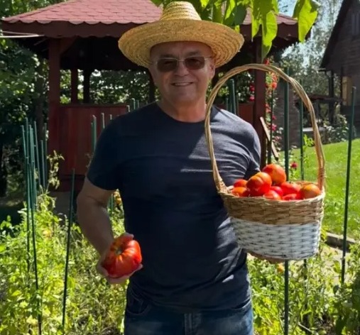 Emil Boc, încântat de primele roșii coapte din grădina sa: „No, bună treabă. Doamne ajută!”