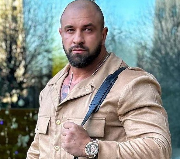 Dezvăluirea lui Alex Bodi. Motivul dureros pentru care și-a tatuat anul 2020 pe corp