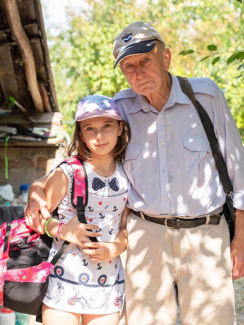 Povestea impresionantă a bunicului Petre, care își crește singur nepoata