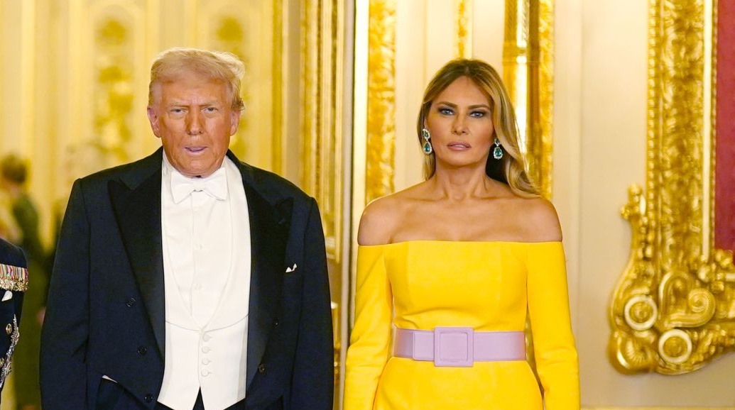 „De ce s-a îmbrăcat ca o banană? Arată ridicol”. Cum arată ținuta uimitoare pe care Melania Trump a purtat-o la dineul regal