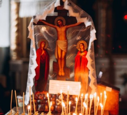 2 octombrie, zi de sărbătoare în calendarul ortodox. Cui îi spunem „La mulți ani!” și ce rugăciune apără de blesteme și vrăji