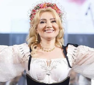 Adriana Ochișanu, sinceră despre carieră, familie și alegerile care i-au definit parcursul: „Merg doar acolo unde există respect și iubire”