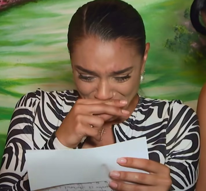 Mesajul care a făcut-o pe Karmen să se prăbușească în lacrimi la Asia Express! Artista a izbucnit în plâns în momentul în care a deschis plicul trimis de acasă