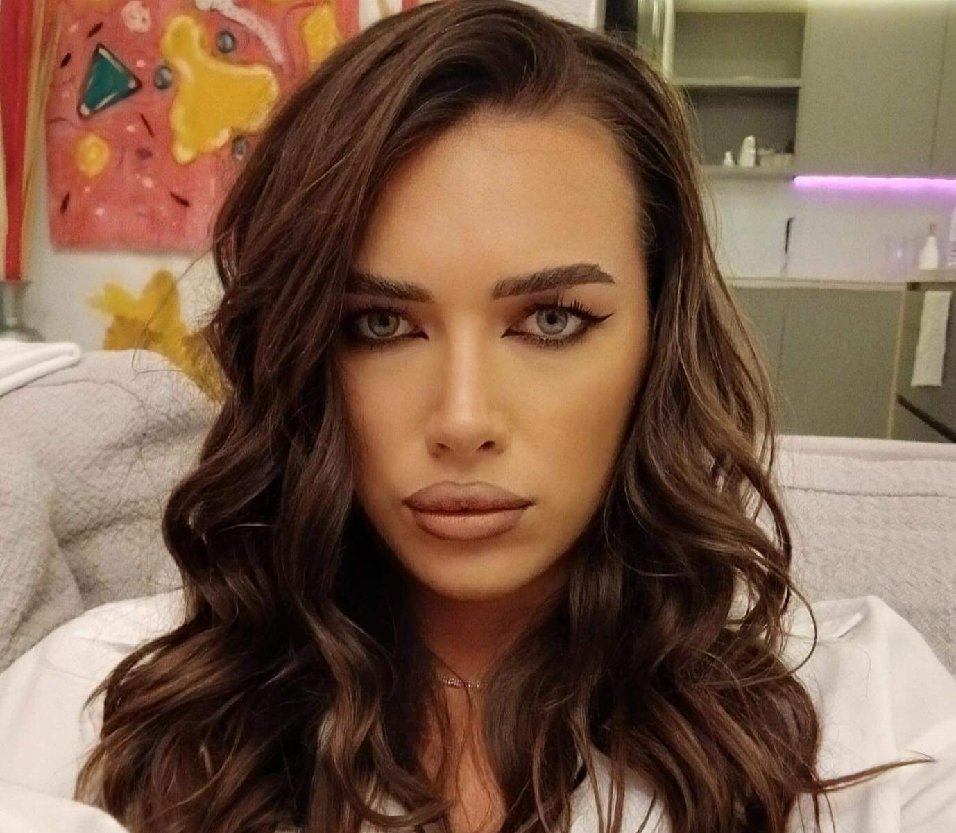 Iustina Loghin, fosta concurentă de la Insula Iubirii, trece prin momente de mare durere. Un membru drag al familiei sale s-a stins din viață