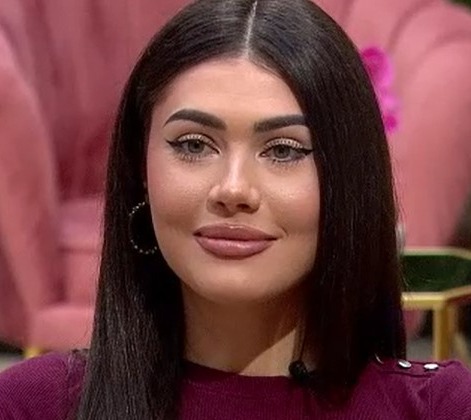 Lia, suspicioasă față de Ahmed. Nu are deloc încredere în colegul ei și crede că, după ce îi va câștiga inima Veronicăi, își va arăta adevărata față