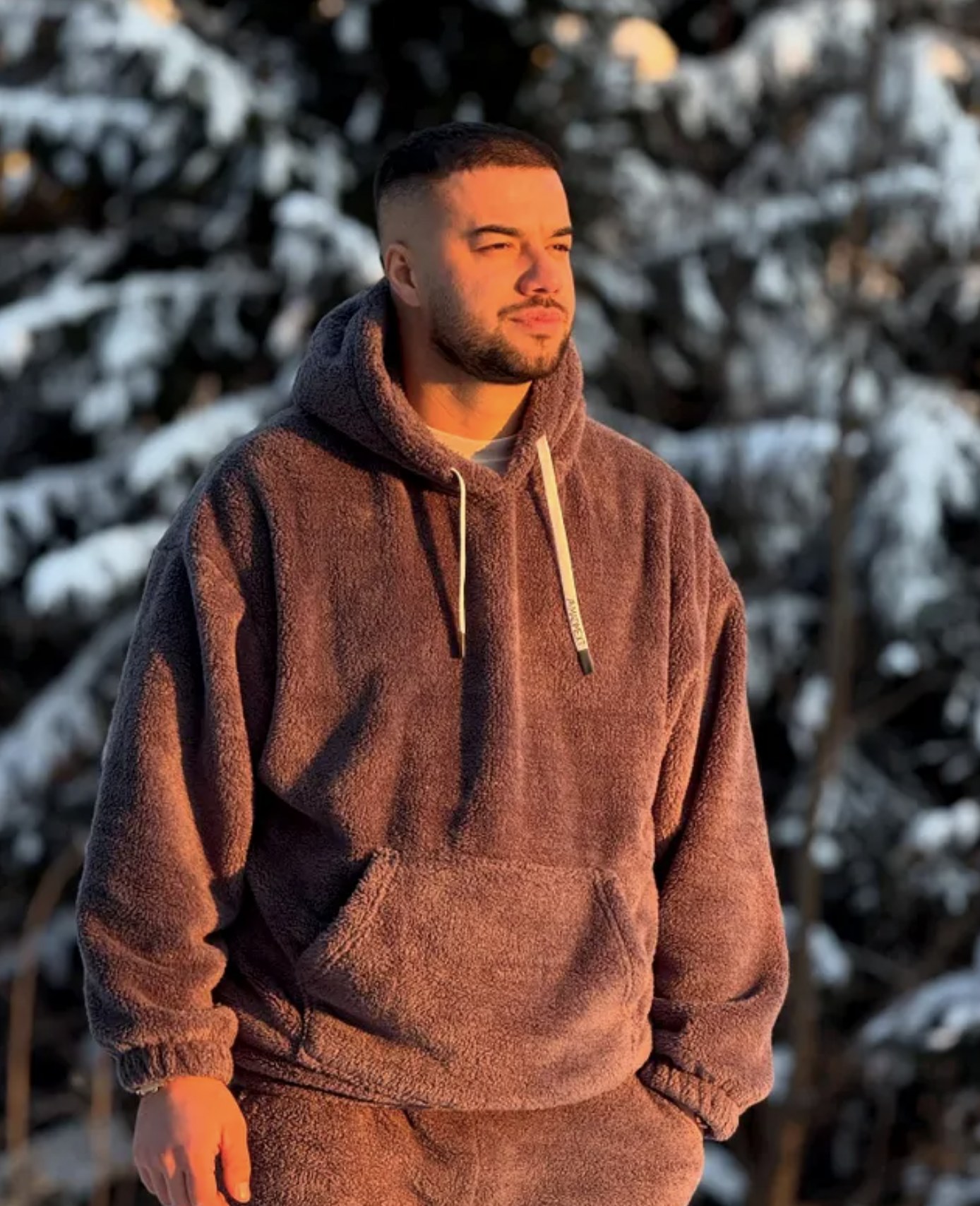 Culiță Sterp, dezamăgit de experiența cu trenul în Italia, înainte de concertul susținut alături de Carmen de la Sălciua