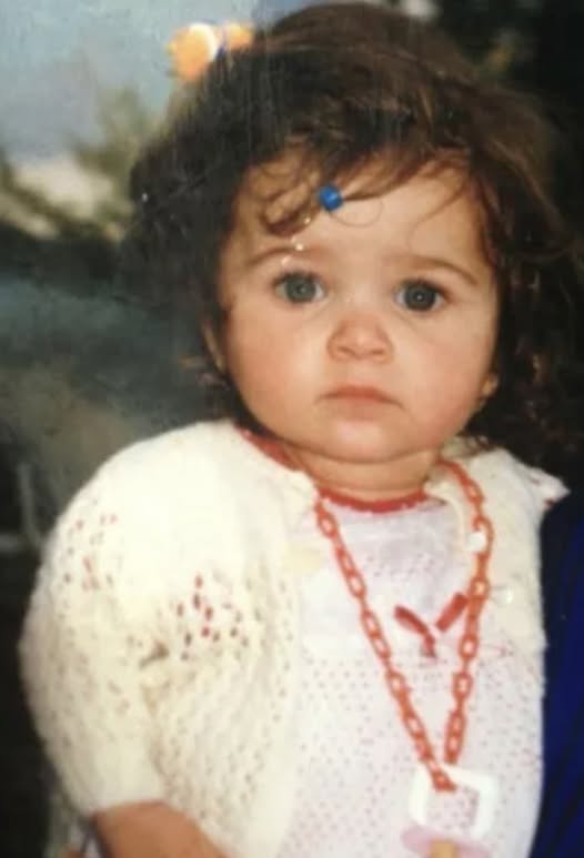 Oare o recunoști după privirea inocentă și zâmbetul poznaș? Aceste trăsături i-au purtat mereu noroc