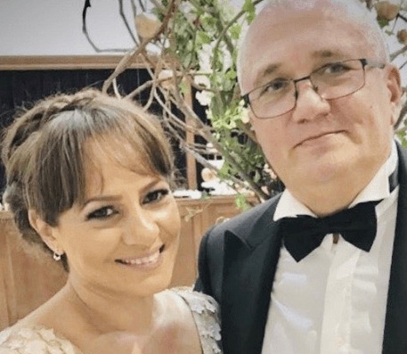 Carmen Trandafir și Emil Grădinescu trăiesc o frumoasă poveste de iubire. Cererea în căsătorie a venit spontan, chiar atunci când ea ştergea praful prin casă