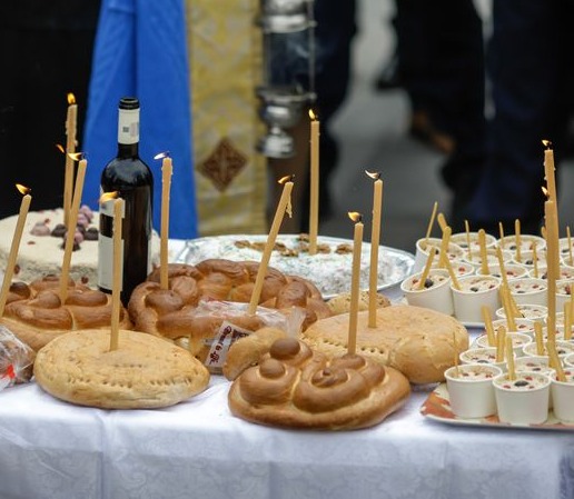 Când este Sâmbăta Morților în 2025. Ce se oferă de pomană pentru pomenirea sufletelor celor adormiți