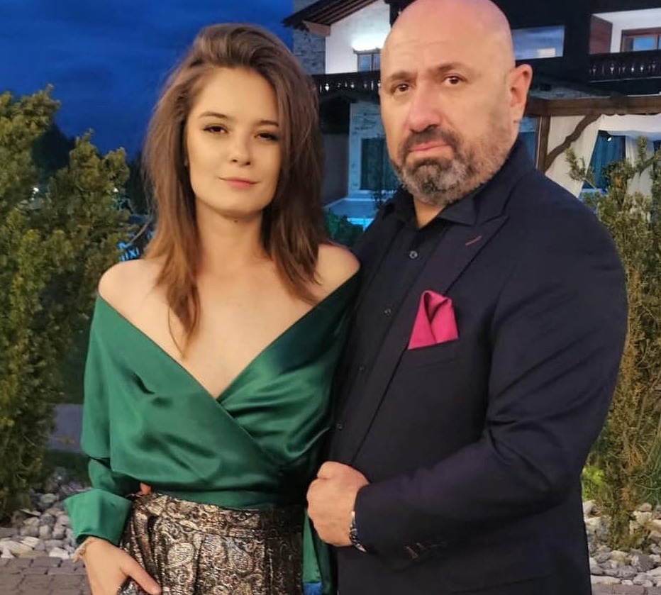 După ce Cătălin Scărlătescu s-a afișat cu noua iubită, Doina Teodoru a fost surprinsă în brațele unui alt chef. Surpriza vine la doar câteva săptămâni de la despărțirea celor doi