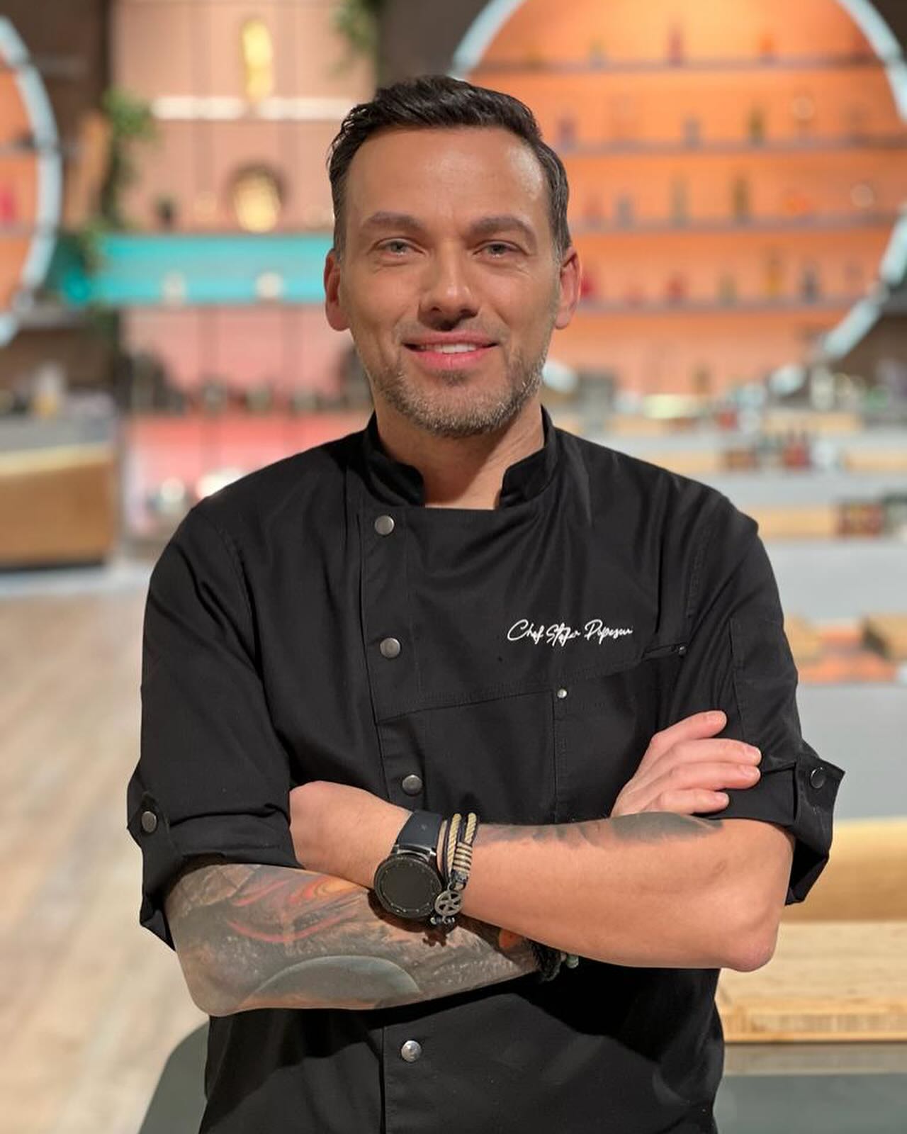 Ostropel de pui cu mămăligă – rețeta clasică reinterpretată de Chef Ștefan Popescu