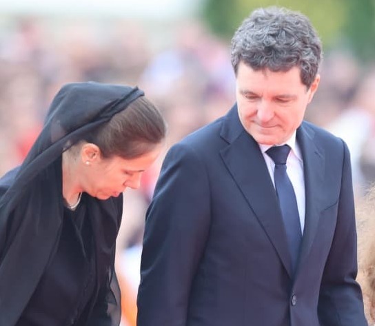 Gest impresionant făcut de Nicușor Dan în fața mulțimii, la sosirea sa la Catedrala Mântuirii Neamului. Președintele României a fost singurul care a avut această reacție