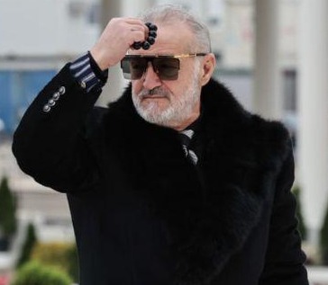 Cum s-a prezentat Gigi Becali la sfințirea Catedralei Neamului, în dimineața zilei de duminică