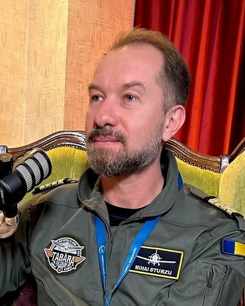 Mihai Sturzu, de la scenă la cockpit: Fostul solist Hi-Q a devenit comandant de aeronavă