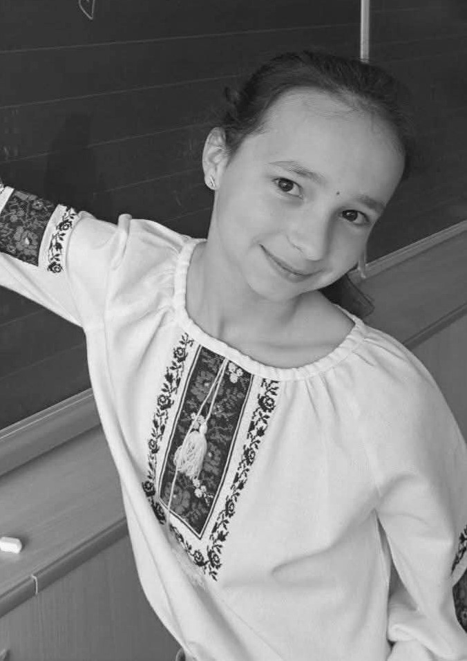 Adriana, o copilă de doar 12 ani, și-a pierdut viața într-un atac cumplit cu rachete. Mama ei a murit imediat în urma exploziei, iar sora mai mare se află acum în stare critică, luptând să supraviețuiască sub îngrijirea medicilor