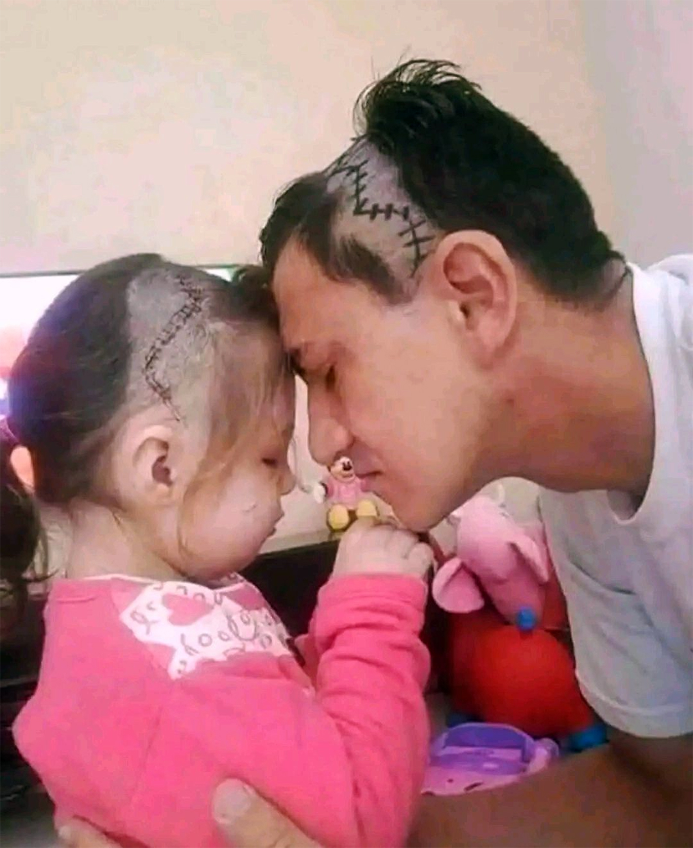 Povestea emoționantă din spatele imaginii virale din România. De ce s-au fotografiat astfel tatăl și fiica