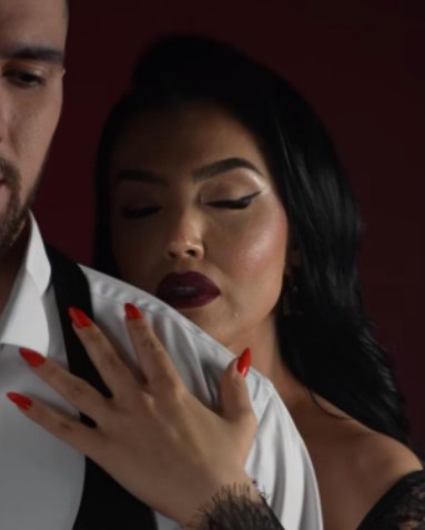 Andreea Mantea, în ipostaze tandre alături de un tânăr fermecător. Prezentatoarea „Casa Iubirii” și-a lansat propriul parfum – și deja face senzație