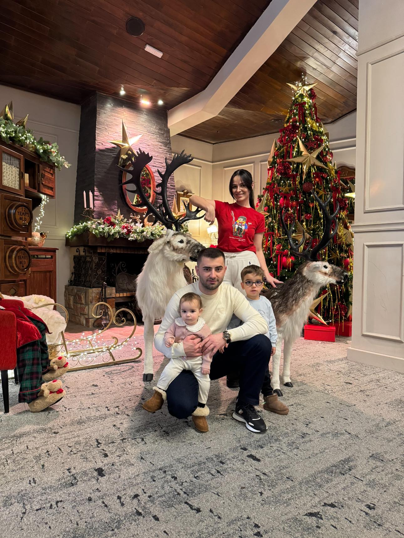 Sara, fetița care a murit în clinica stomatologică, a fost condusă pe ultimul drum. Durere fără margini la Câmpulung Muscel