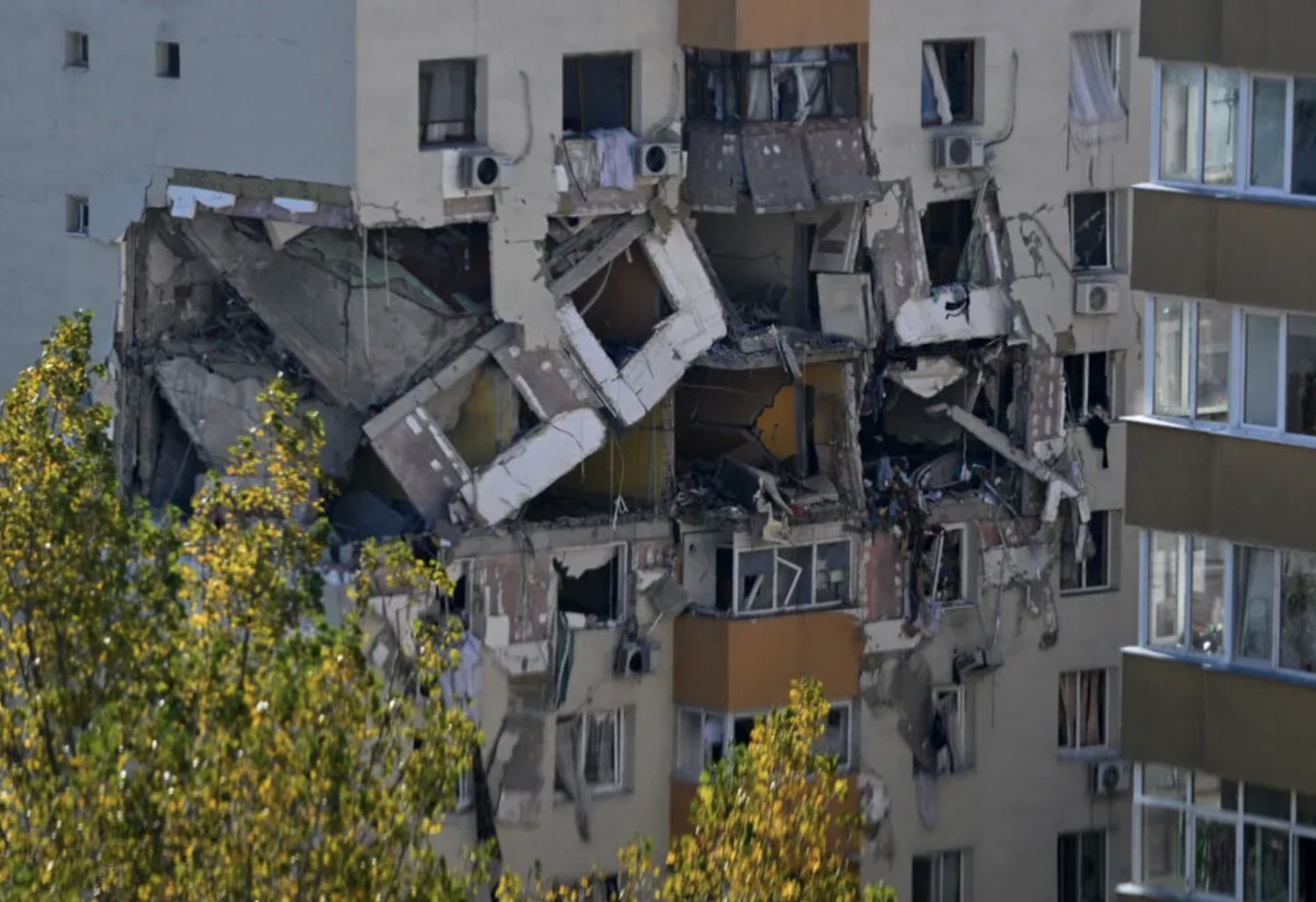 A venit răspunsul OFICIAL! Ce au descoperit anchetatorii despre explozia care a devastat blocul din Rahova. Două fisuri, scurgeri masive de gaz și intervenții ratate