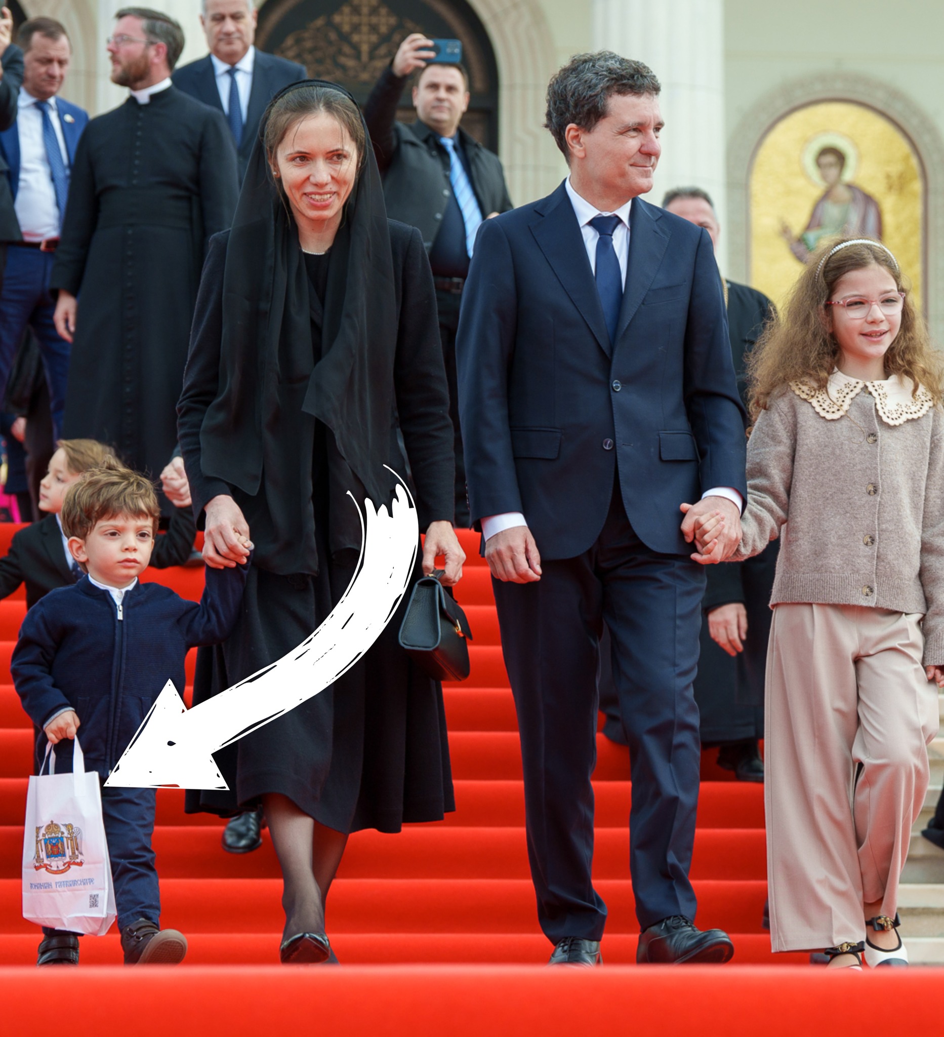 Ce se află în pungile-suvenir oferite la Catedrala Națională. Antim, fiul lui Nicușor Dan, s-a numărat printre cei mai încântați
