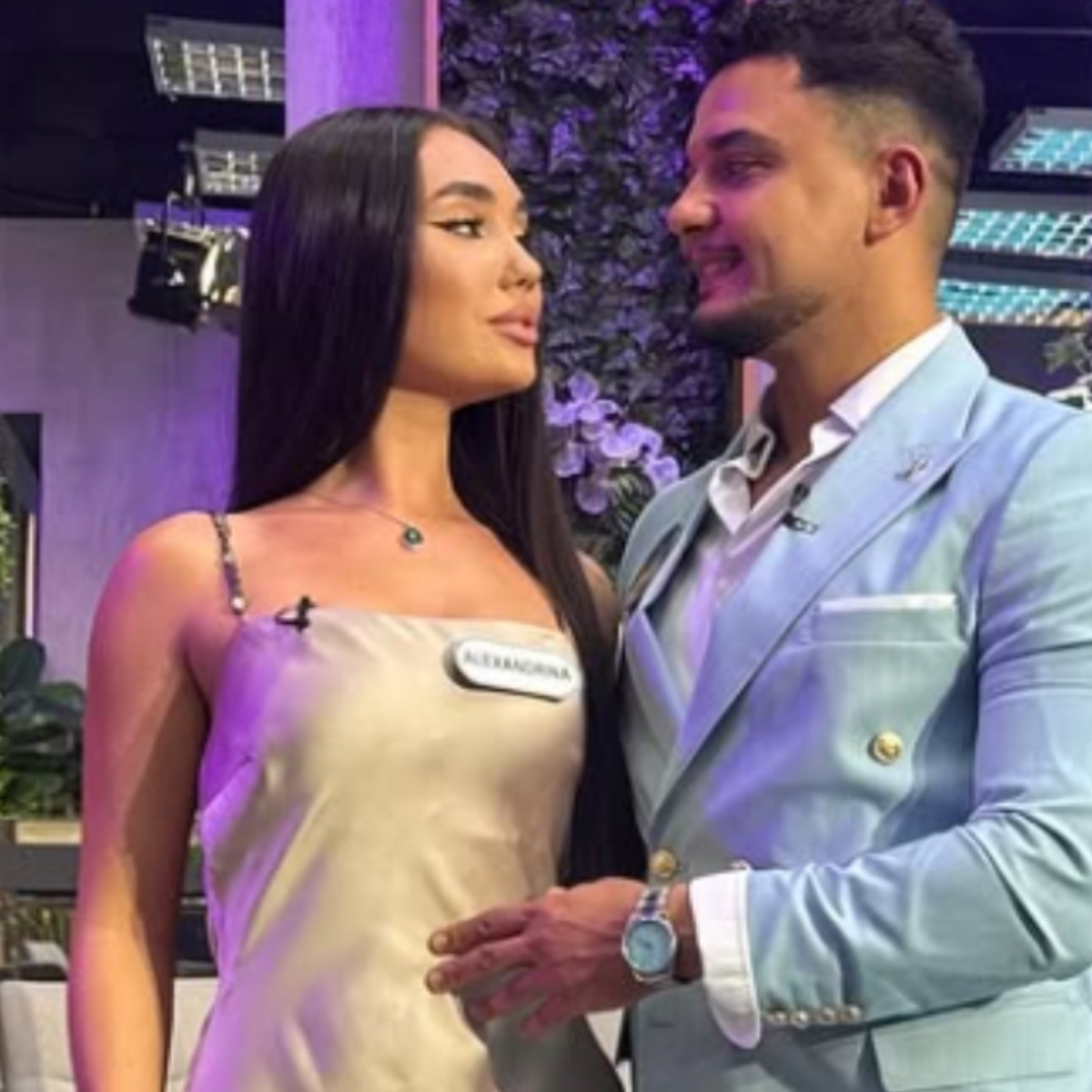 Alexandrina, prima reacție despre zvonurile legate de sarcină: „Doar o burtică mică”. Cum a reacționat Andrei în timpul live-ului