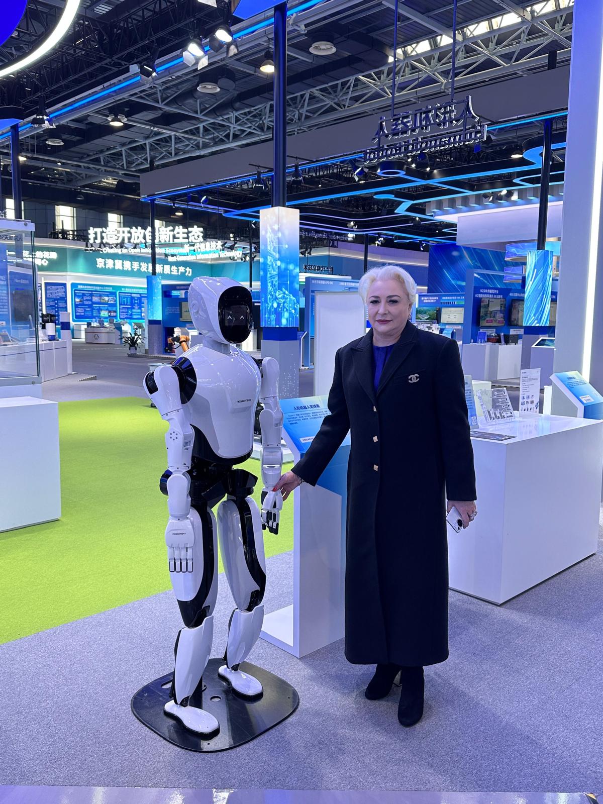 Imagini de senzație din China. Cum a interacționat Viorica Dăncilă cu un robot dotat cu inteligență artificială