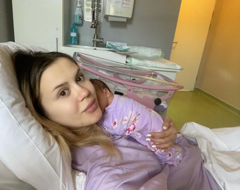 Cum arată Emily Burghelea la doar o lună după naștere. Vedeta a scăpat deja de burtică