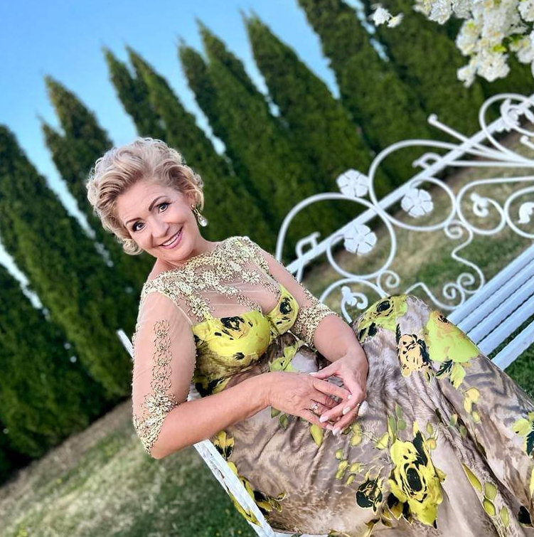 Matilda Pascal Cojocărița, una dintre cele mai iubite interprete de muzică populară din România, impresionează nu doar prin vocea sa inconfundabilă, ci și prin apariția elegantă și silueta impecabilă