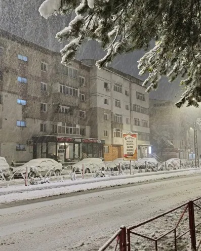 Ploi, lapoviță și ninsoare în România în acest weekend. Stratul de zăpadă poate atinge 15 cm în zonele montane