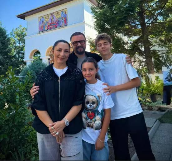 Andra, reacție după ce a fost criticată pentru o poză de familie în fața bisericii: „Nu e laudă, ci bucuria de a împărtăși ceva ce ține de suflet”