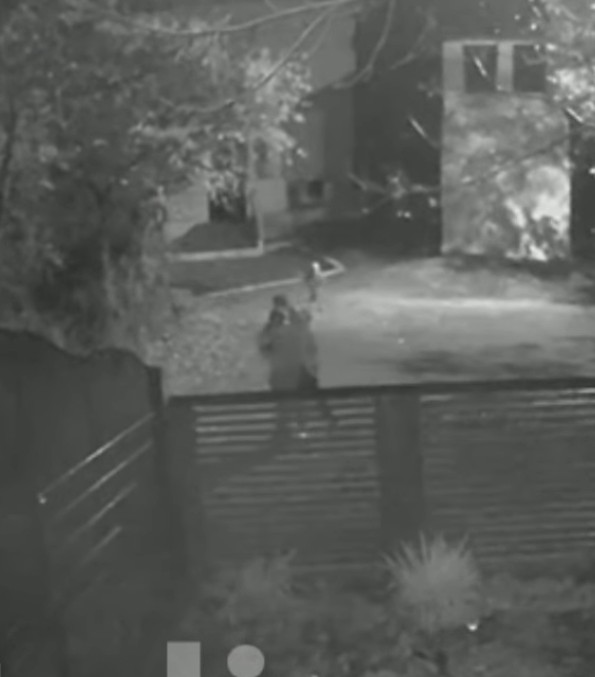 Momentul din fața unei biserici din Teleorman. O tânără mamă, atacată de fostul partener sub ochii copilului ei