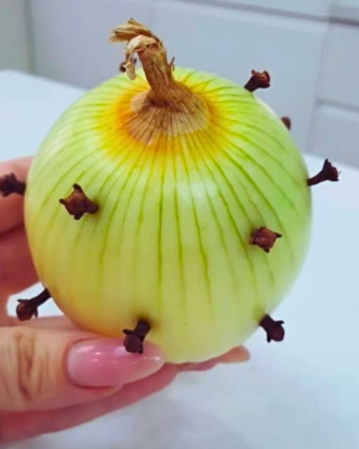 De ce bunicile puneau cuișoare în ceapă – un truc simplu, dar eficient pentru casă