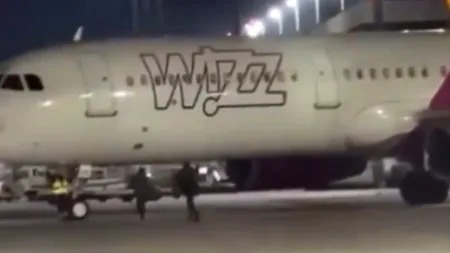 Scenă uluitoare pe aeroportul din Köln: doi români au alergat pe pistă după un avion Wizz Air. Cum s-a ajuns la momentul incredibil