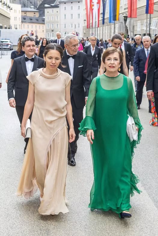 Sorana Darclee îi dă replica lui Nicușor Dan: „Mirabela este concubină”  Detalii în comentarii