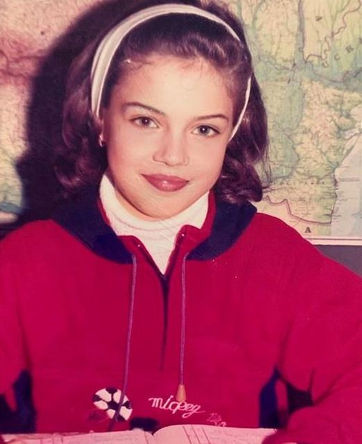 Sigur n-o recunosti! A copilarit la “coada vacii”, dar nu ii e rusine sa recunoasca