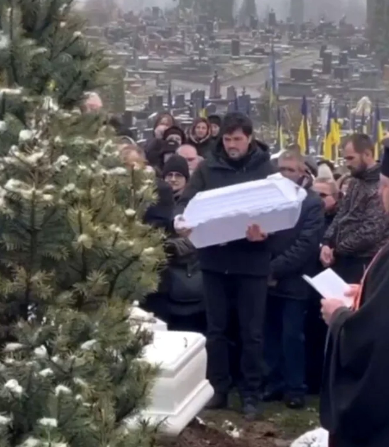 Un tată își leagănă pentru ultima dată fiul, după atacul devastator de la Ternopil