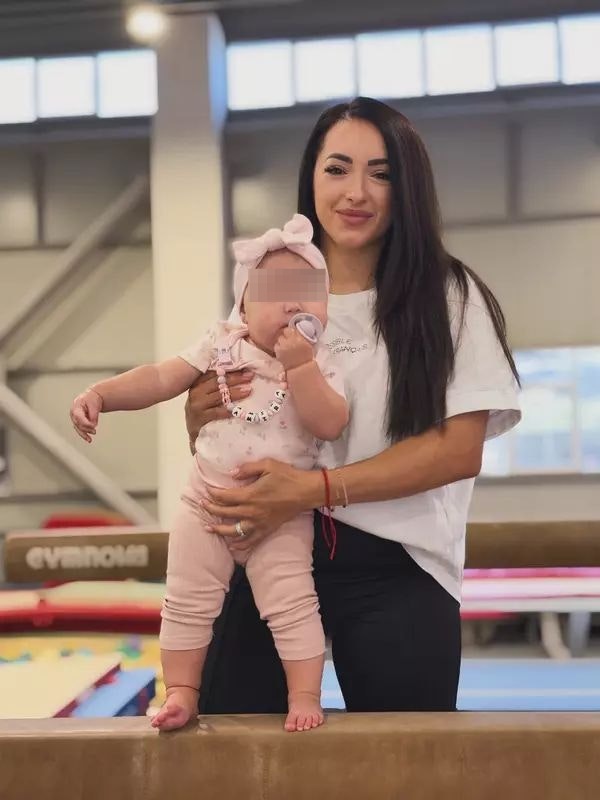 Amira, la prima ei vizită în sala de gimnastică