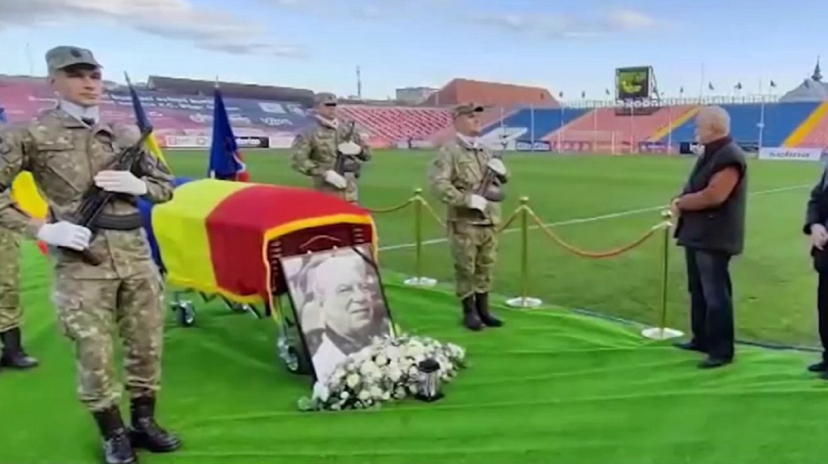 Ultimul omagiu pentru Emeric Ienei. Zeci de oameni i-au adus un „rămas bun” la Stadionul Iuliu Bodola din Oradea