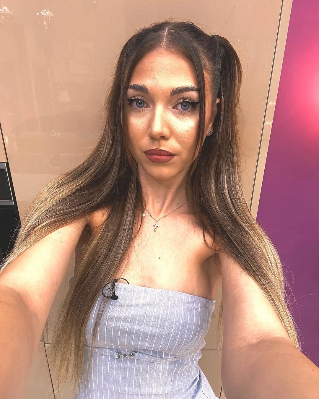 Ieri zâmbea și părea fără griji, astăzi a izbucnit în lacrimi. Ce se întâmplă, de fapt, cu Lucia: