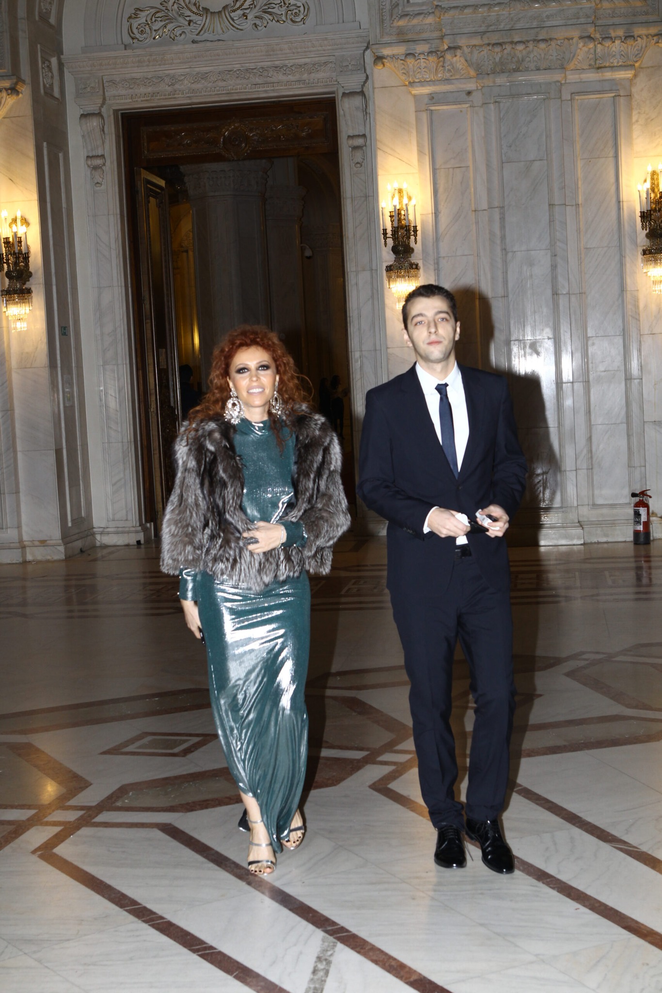 Papuci, blană și un elev repetent: momentul în care Mădălina Dorobanțu l-a plimbat pe Matei Stratan prin Casa Poporului