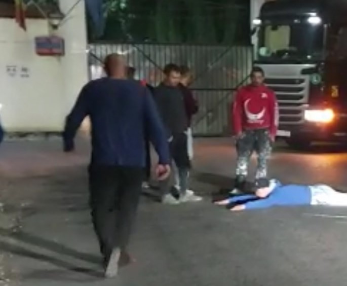 Scandal la Penitenciarul Găești! Un deținut eliberat s-a tăvălit pe asfalt și a refuzat să plece: