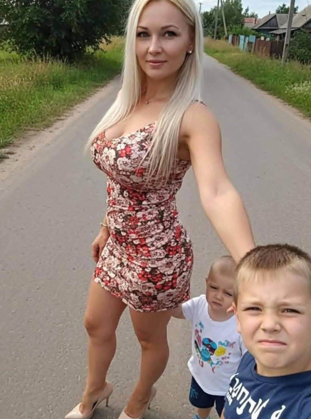 Aveam 18 ani, eram speriată și însărcinată când ai mei mi-au spus să plec: