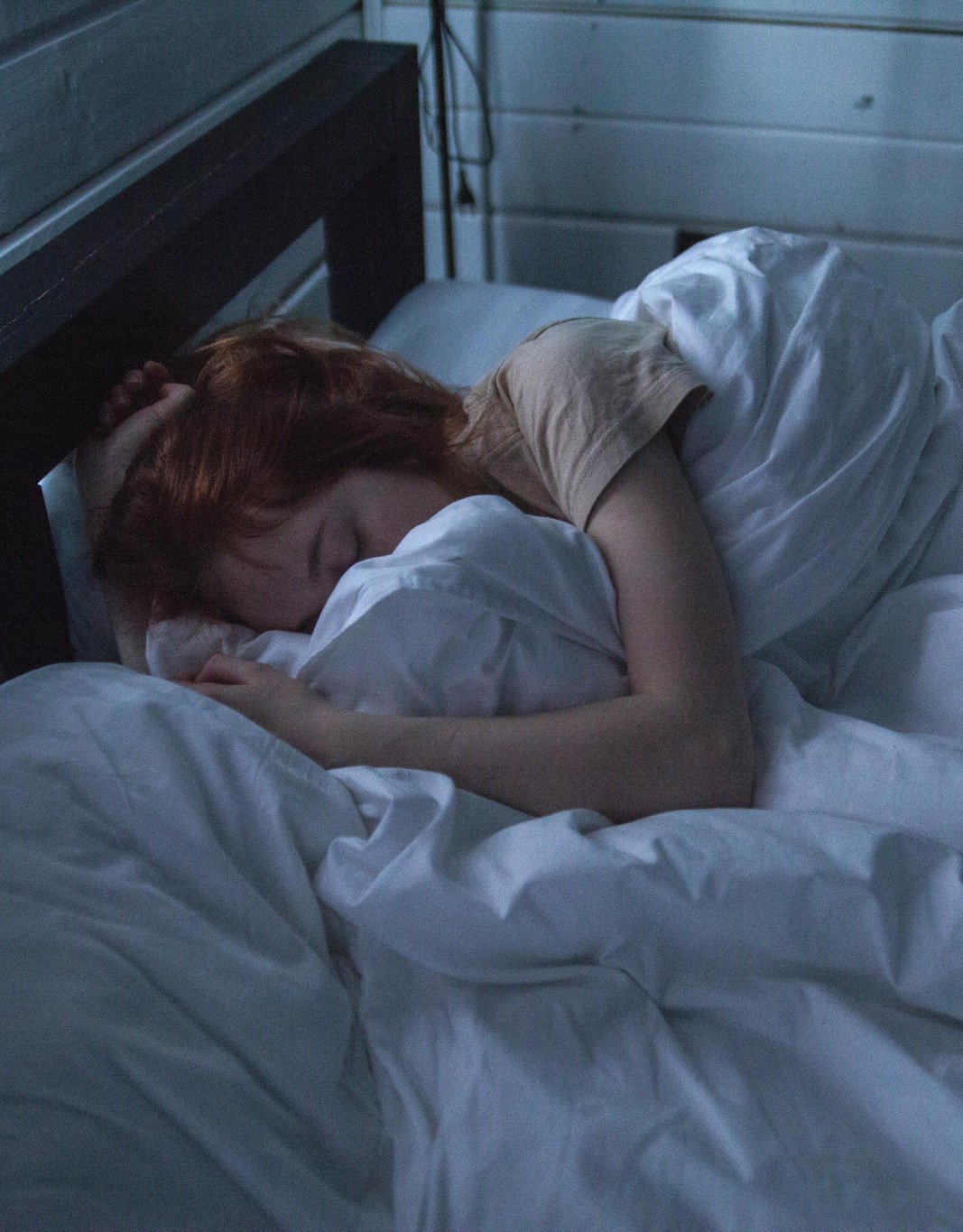 De ce ne trezim frecvent între orele 3 și 4 dimineața. Explicațiile specialiștilor și ce putem face pentru a adormi la loc: