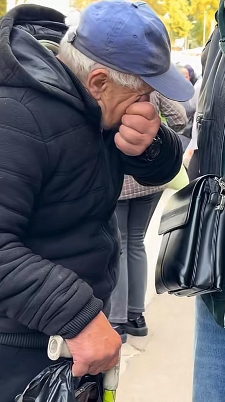 Viața l-a încercat nemilos pe Nea Simion. După ce și-a pierdut soția, a ajuns pe drumuri, abandonat chiar de propriul fiu: