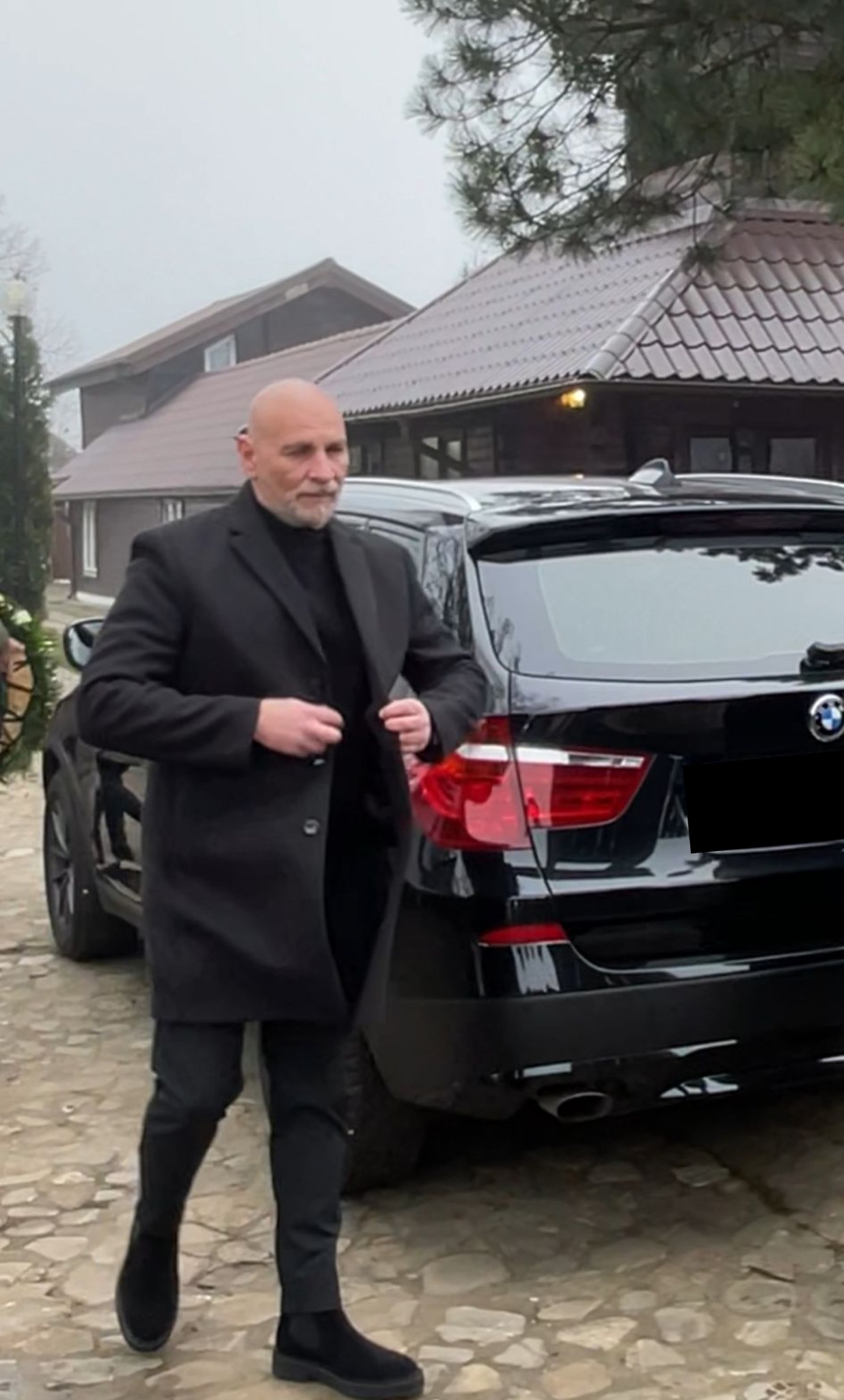 Cine este bărbatul misterios care o sprijină pe Mihaela Rădulescu după moartea mamei?