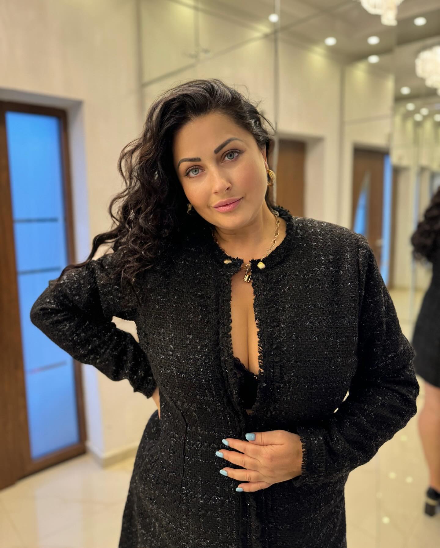 Gabriela Cristea, însărcinată din nou la 50 de ani? Fotografia care a aprins internetul după demisie: „Mâna aia pe burtică parcă transmite ceva…”