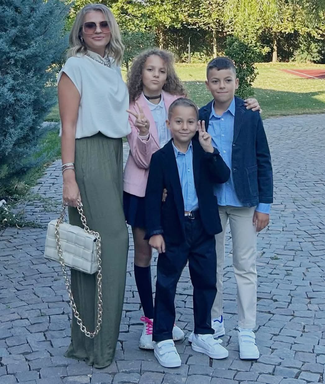 Mirela Vaida își dorește ca cei trei copii ai săi să crească într-o lume reală: „Trebuie să se obișnuiască cu viața normală”