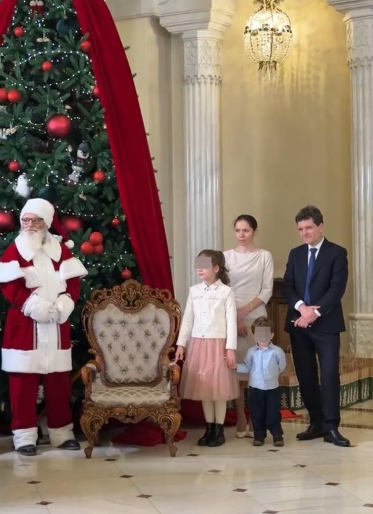 Party de Crăciun la Palatul Cotroceni. Nicușor Dan și Mirabela Grădinaru au primit colindători, daruri și vizita lui Moș Crăciun