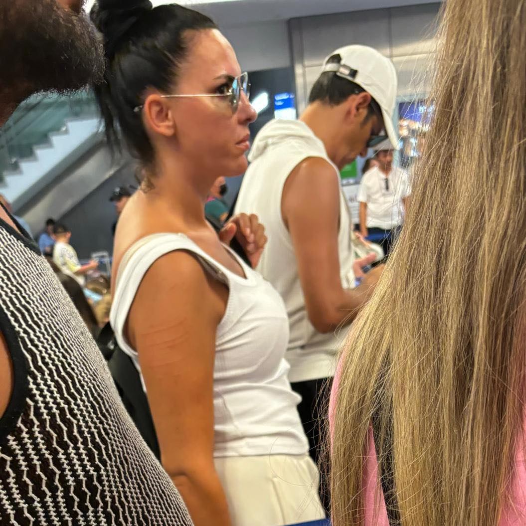 Lavinia Pîrva, revenire cu peripeții din vacanță. Cum au fost surprinși artista și Ștefan Bănică Jr. pe aeroportul din Atena: